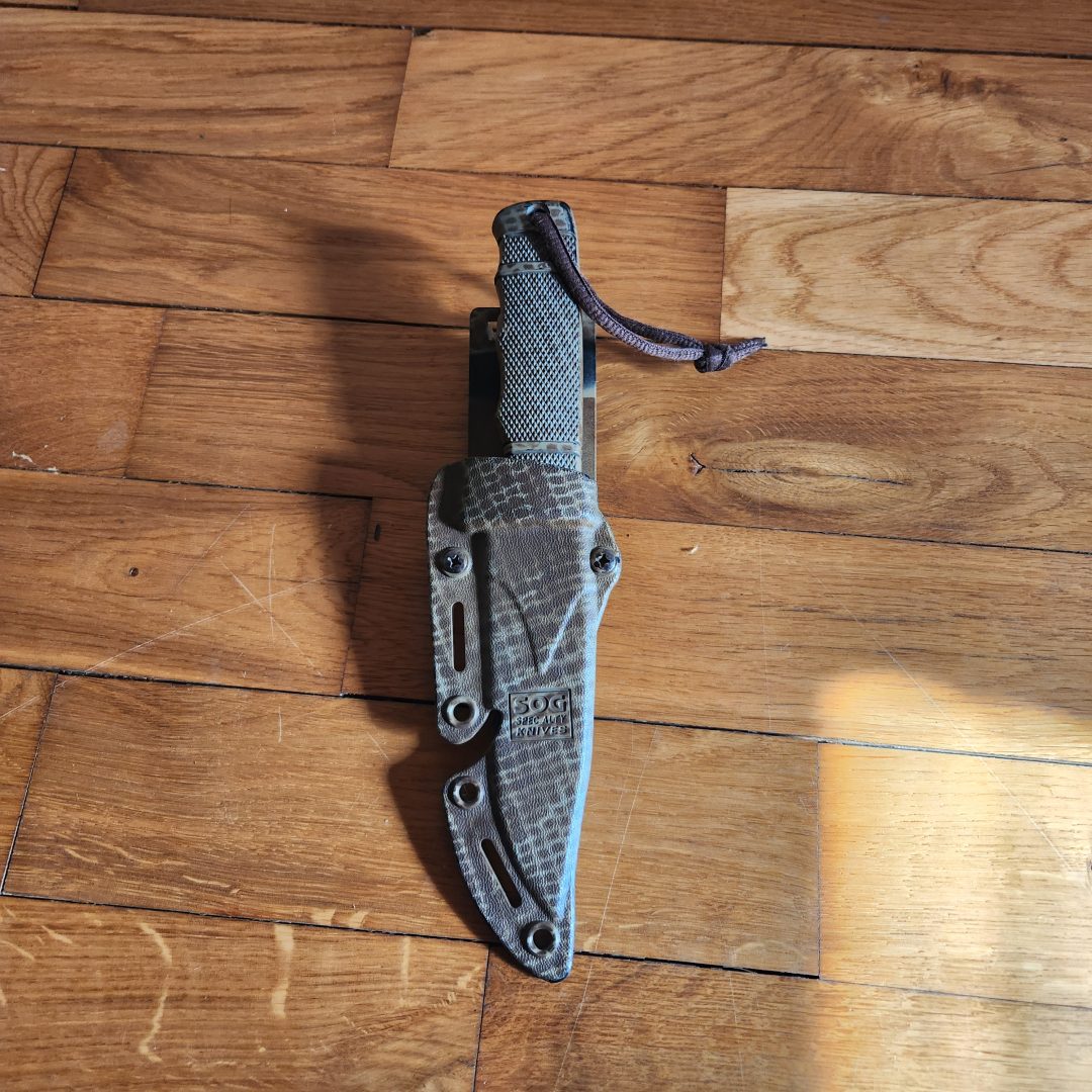 Réplique de couteau SOG pup. M37 des seals