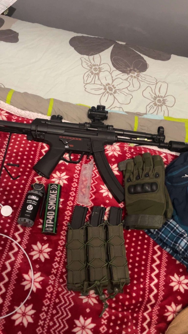 Réplique g&g mp5 + 4 chargeur  et plein d’autre choses en plus