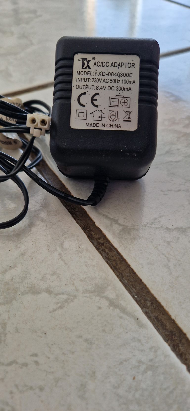 Chargeur secteur 8.4V 300mA pour batterie airsoft