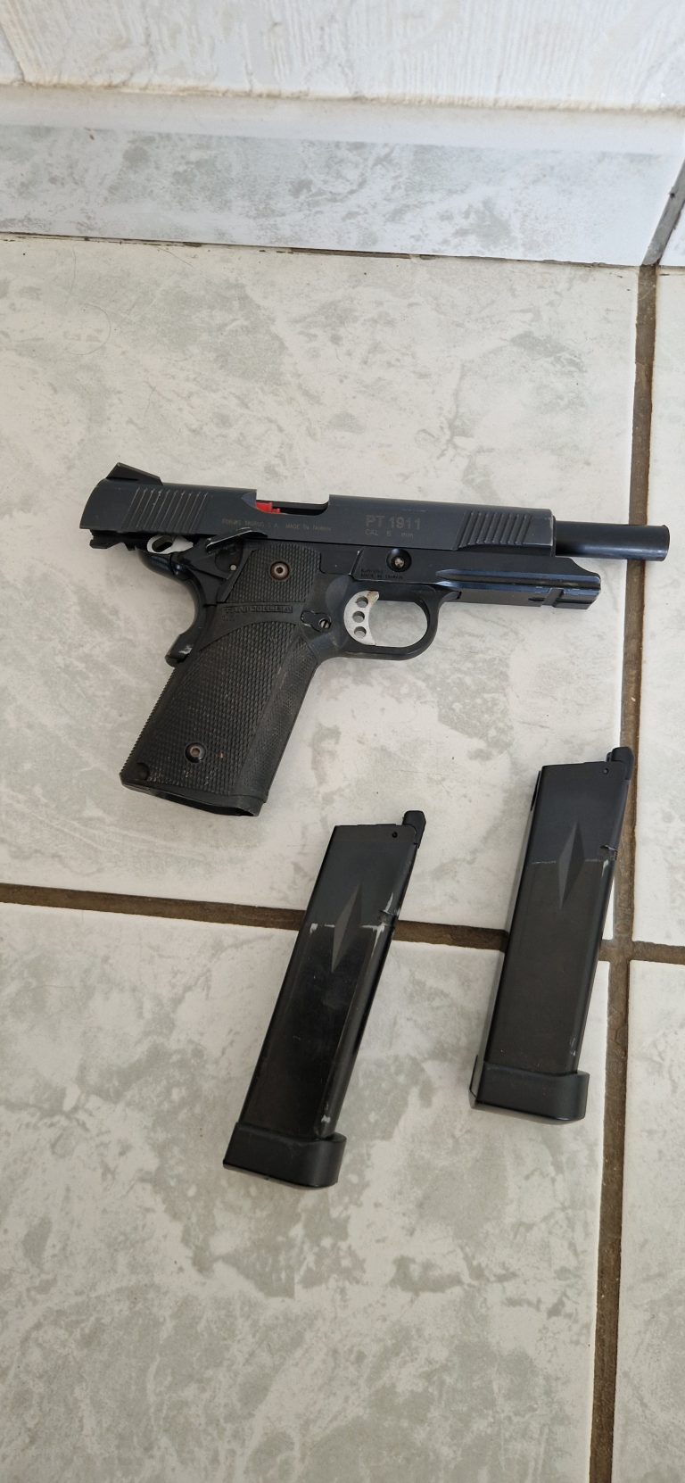 Réplique airsoft PT 1911 CO2 avec 2 chargeurs