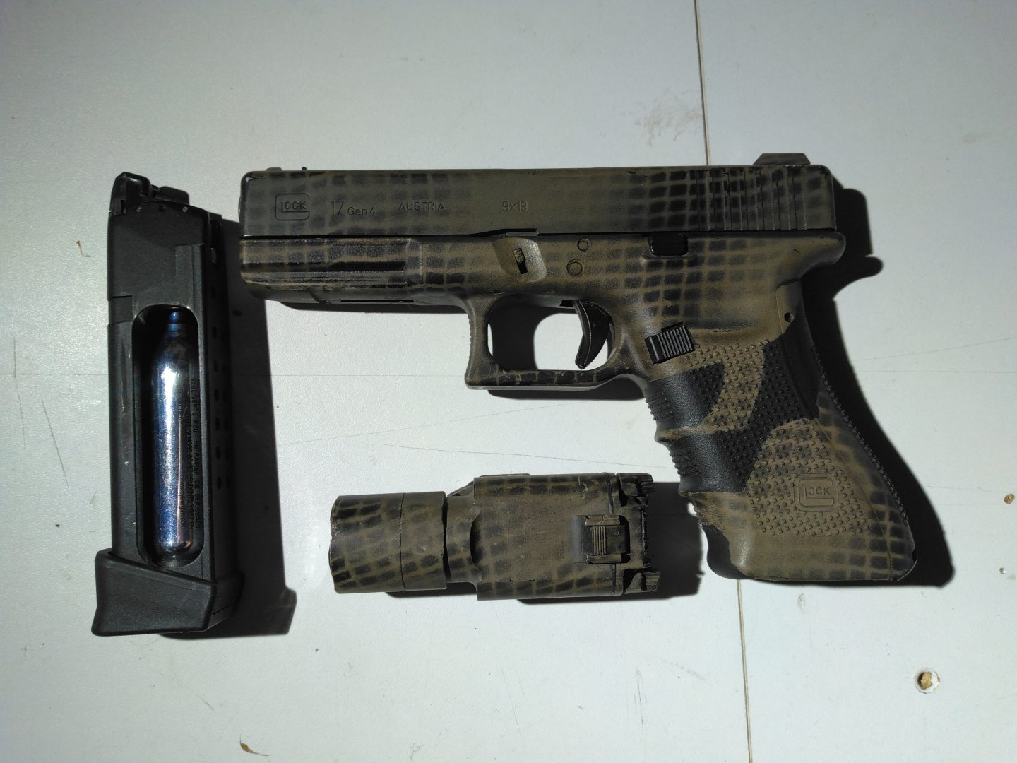 Réplique G17 gen 4 Co2 + lampe