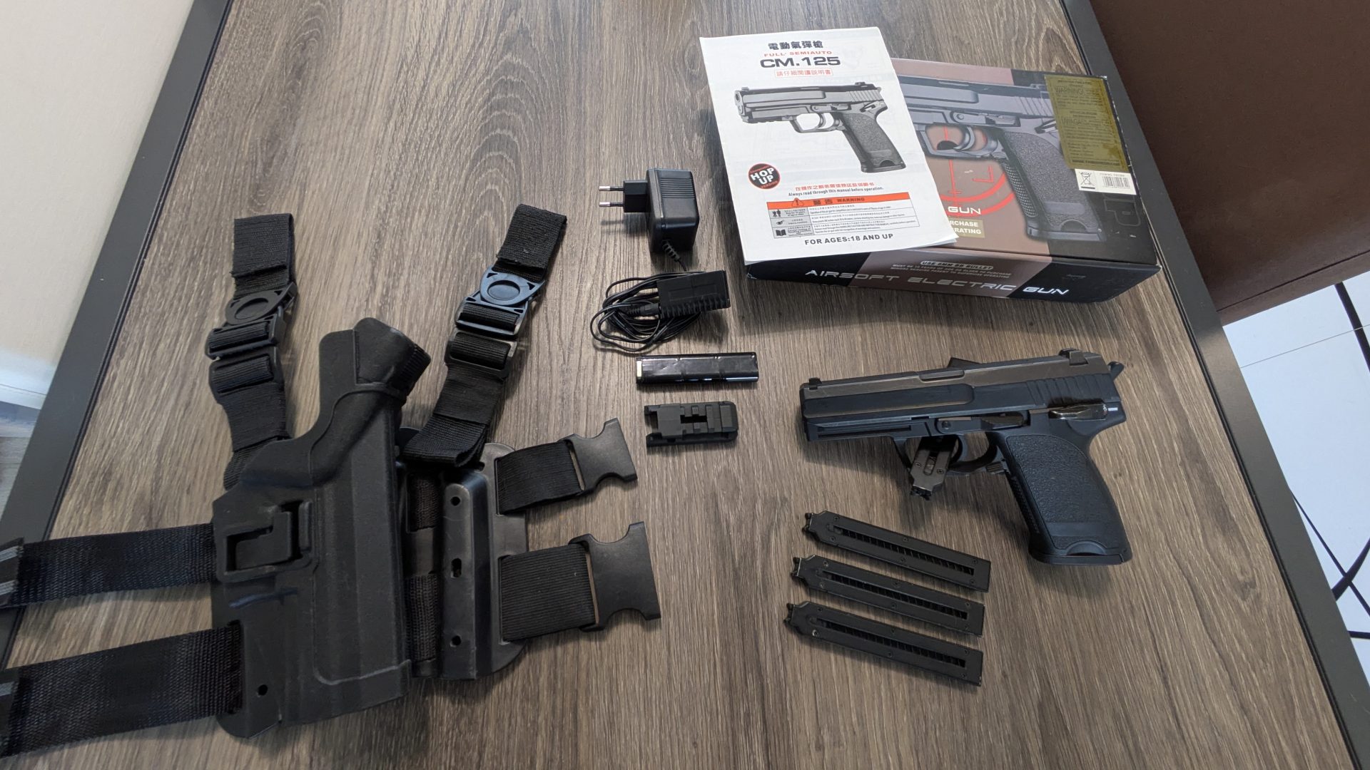Cyma CM125 + 4 chargeurs + holster de cuisse