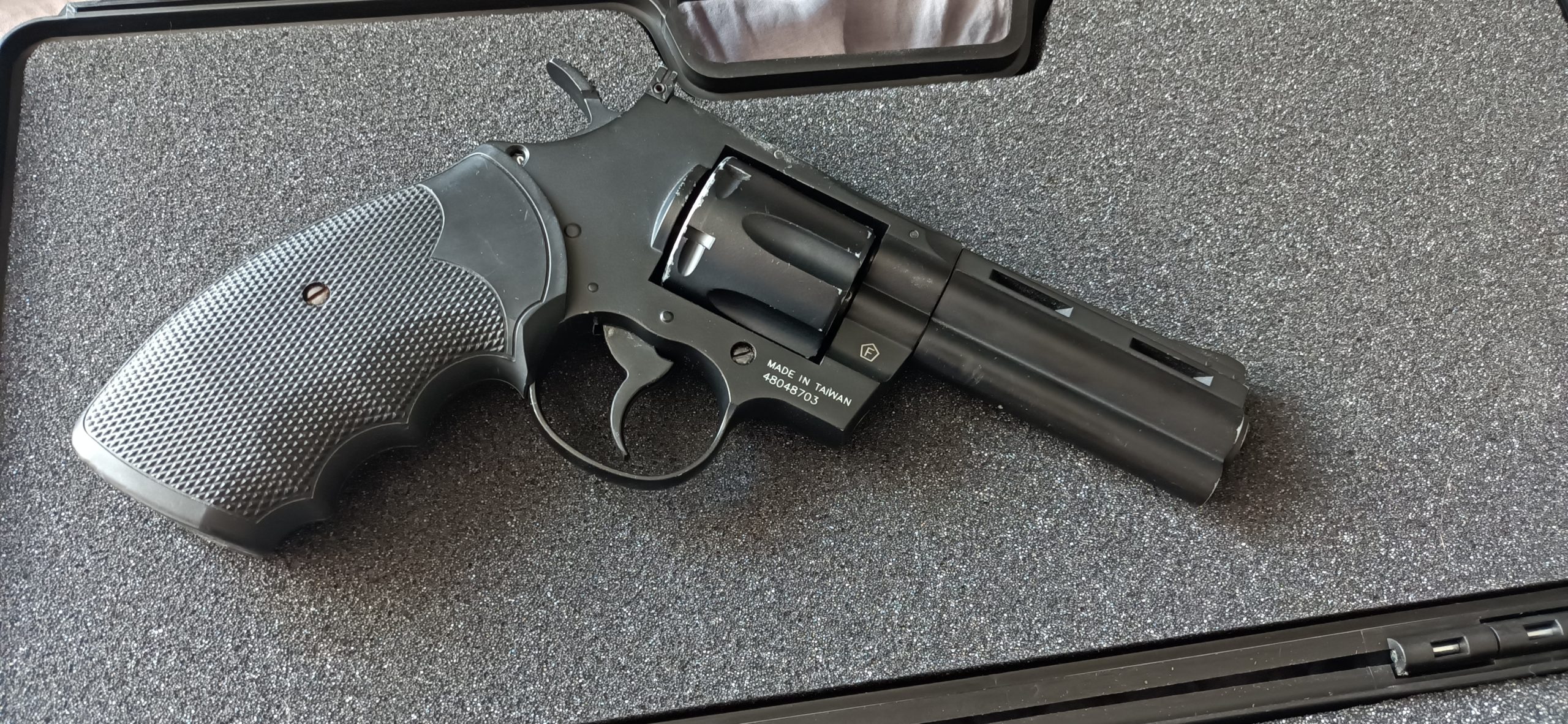 Colt .357 Magnum 4" + 48 douilles
