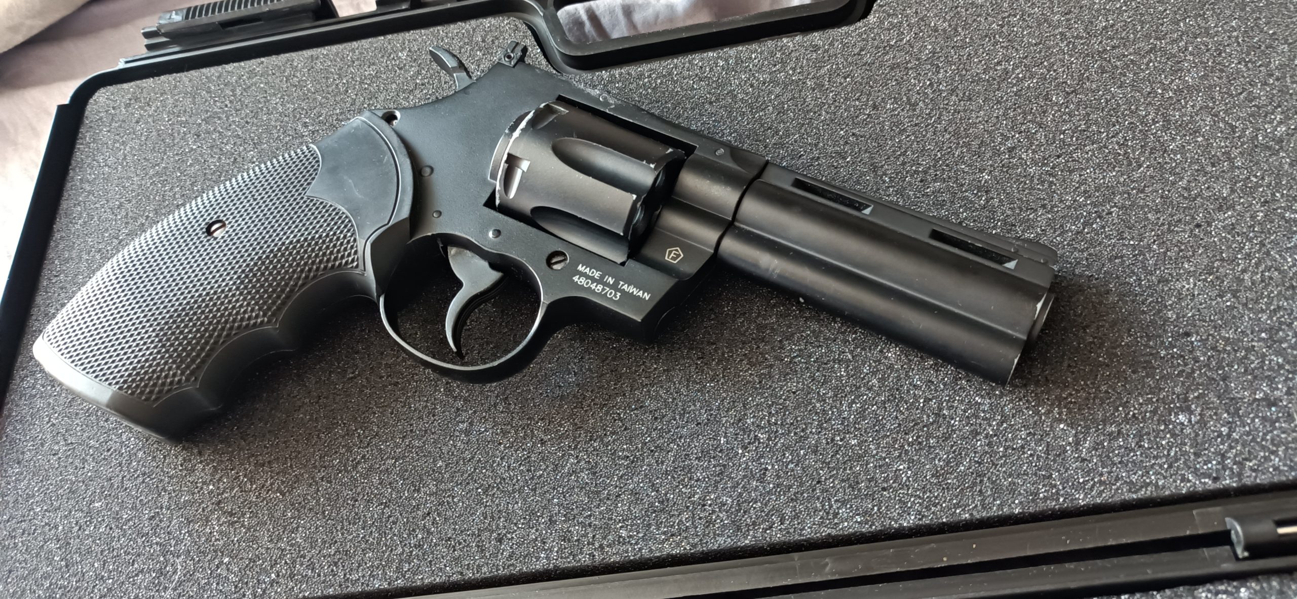 Colt .357 Magnum 4" + 48 douilles