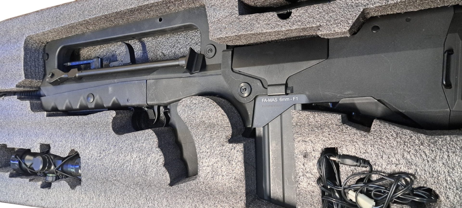 Cybergun – Occasion de la boutique – Réplique AEG Famas F1 – noir