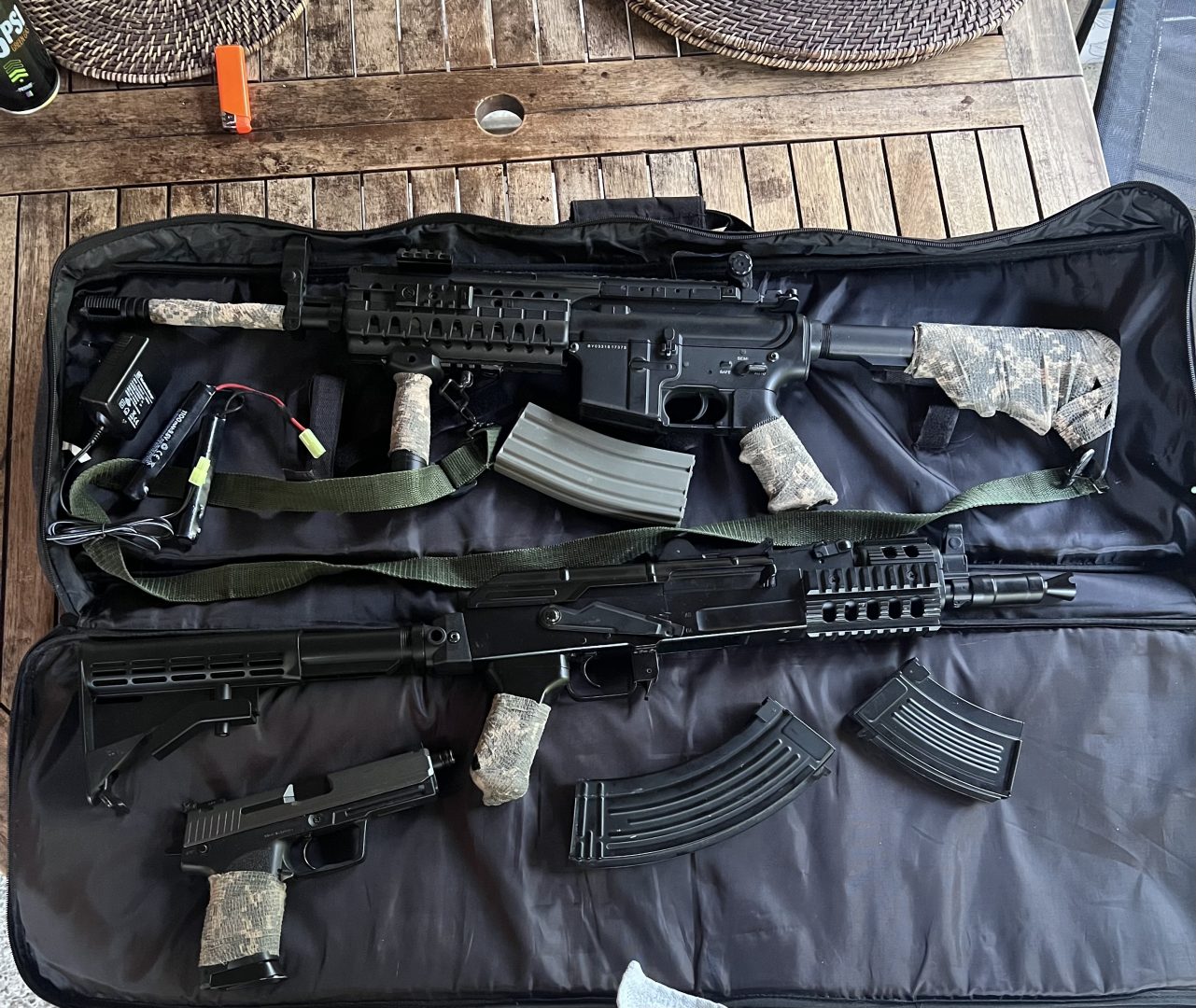 Lot de répliques (2 Fusils d’assaut et une de poing)