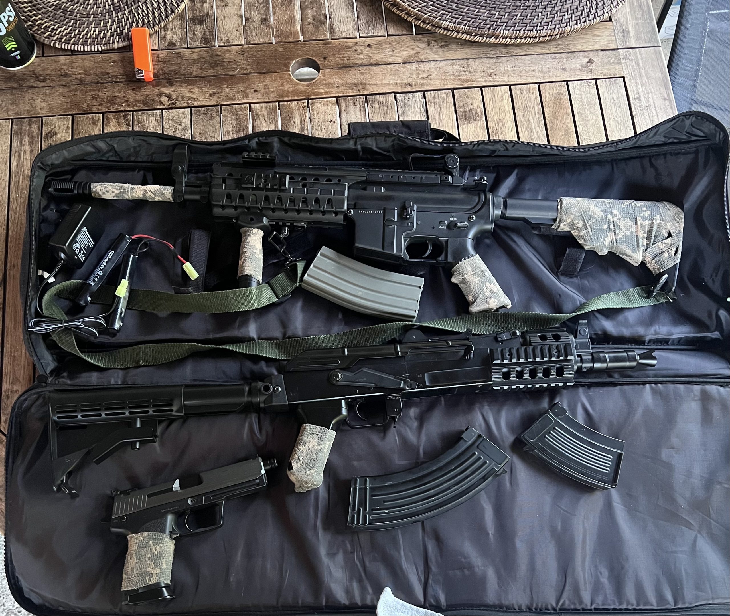 Lot de répliques (2 Fusils d’assaut et une de poing)