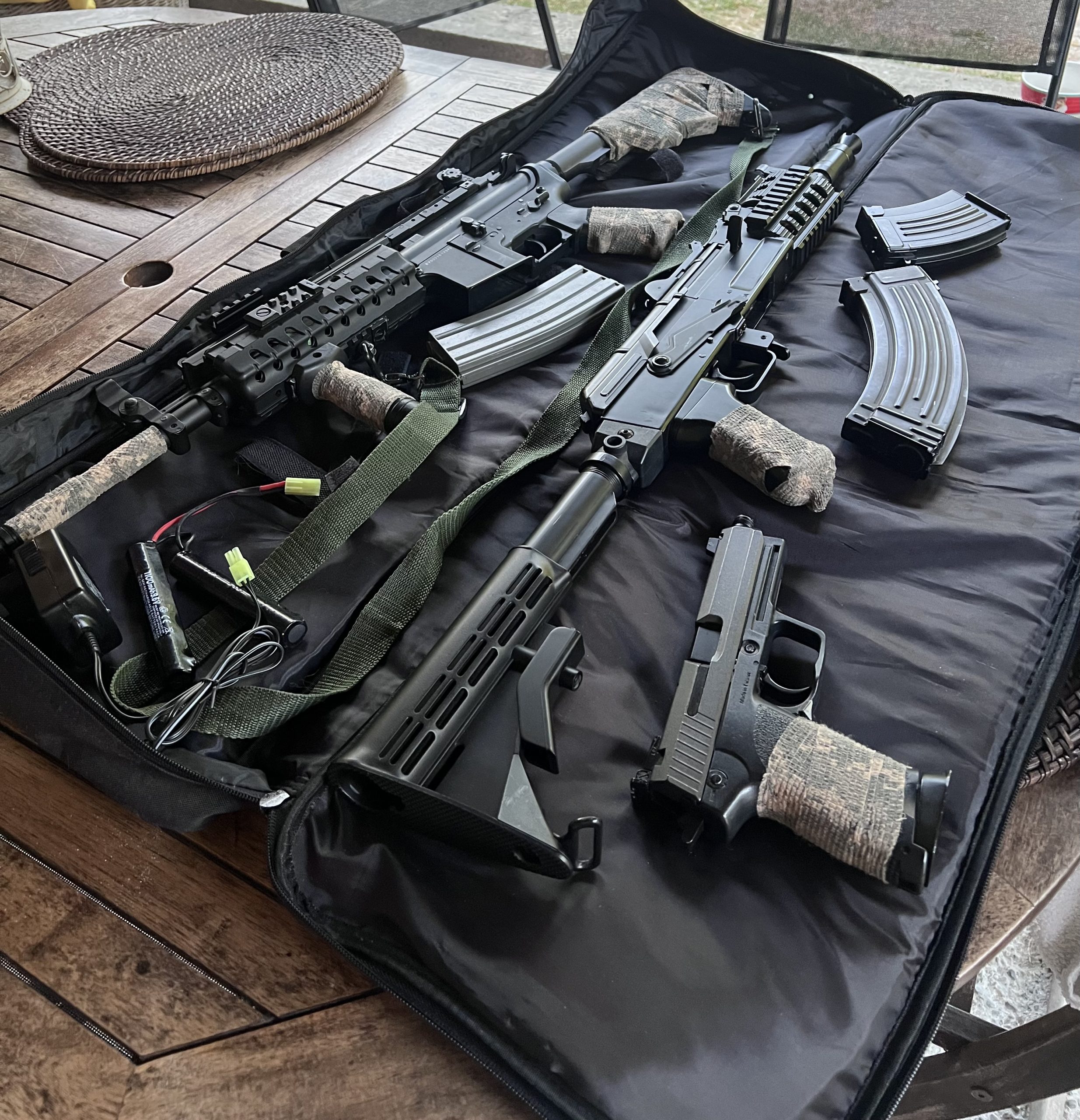 Lot de répliques (2 Fusils d’assaut et une de poing)