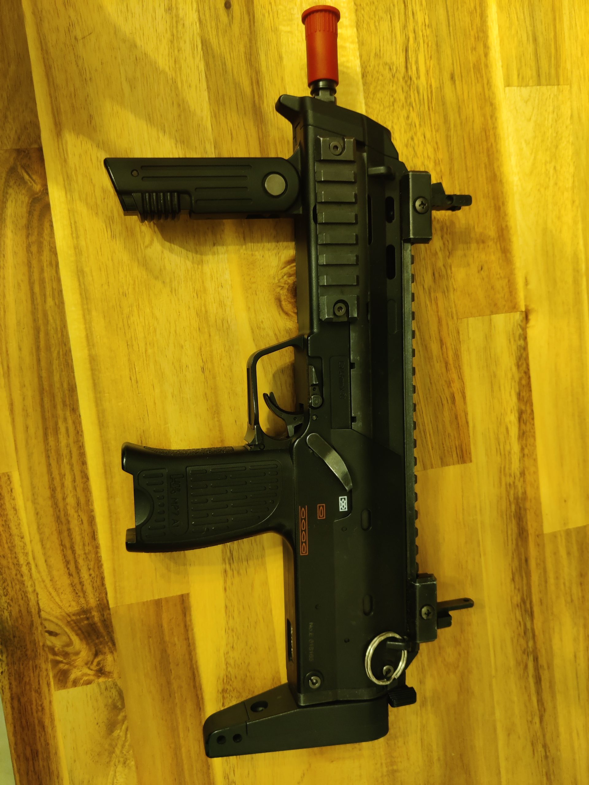 Tokyo Marui MP7A1 GBB Noir + 5 chargeurs + gear