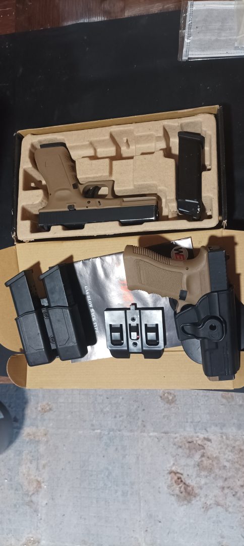 arrêt airsoft glock 17 WE + 1 pour pièces + accessoires