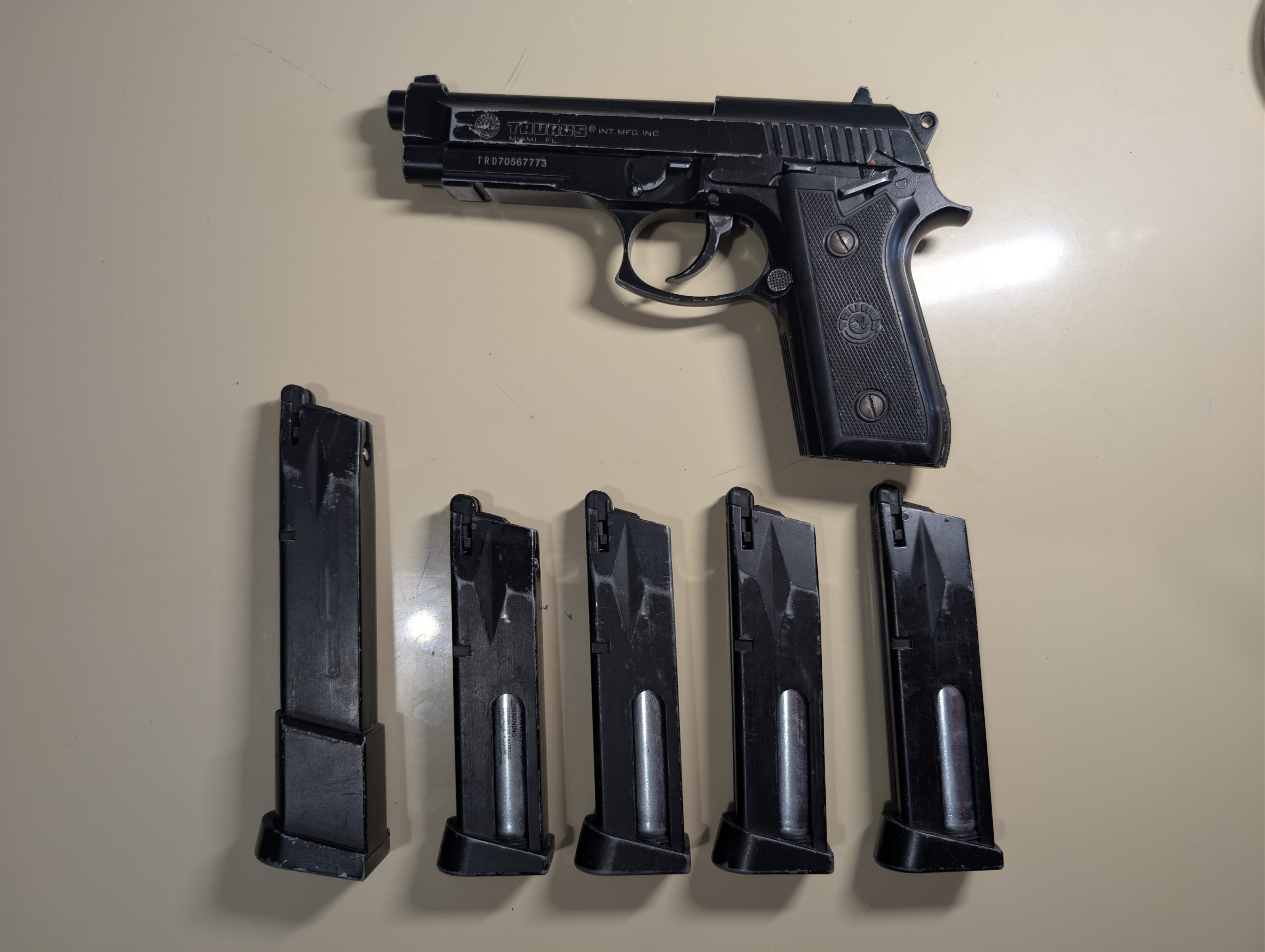 Taurus PT99 +5 chargeurs