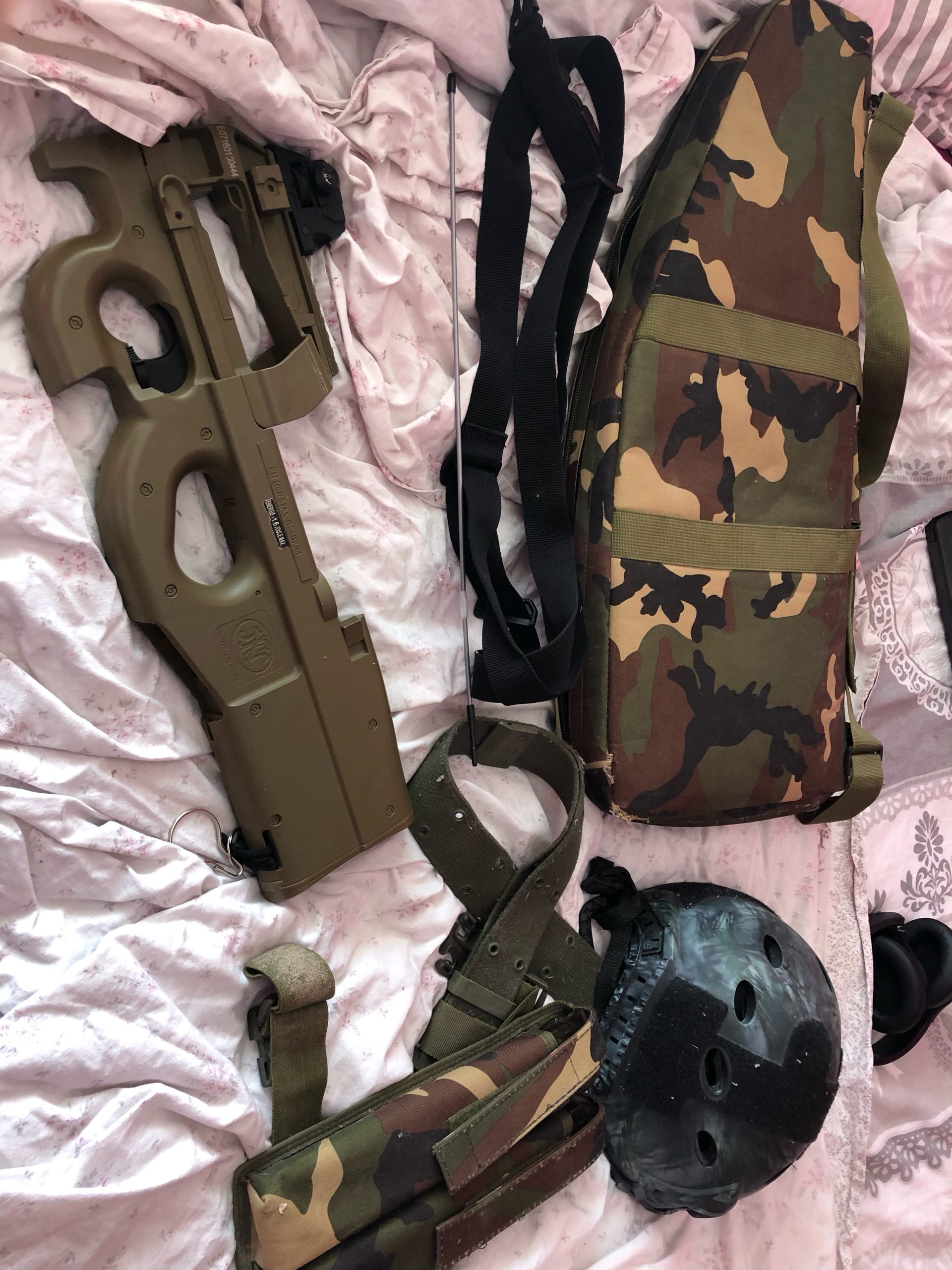 Réplique airsoft FN Herstal P90 (1.6J) + Pack complet