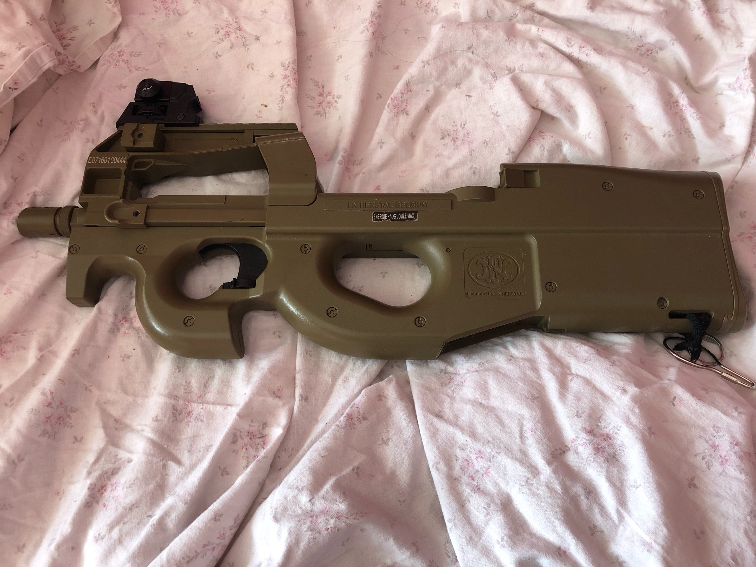 Réplique airsoft FN Herstal P90 (1.6J) + Pack complet