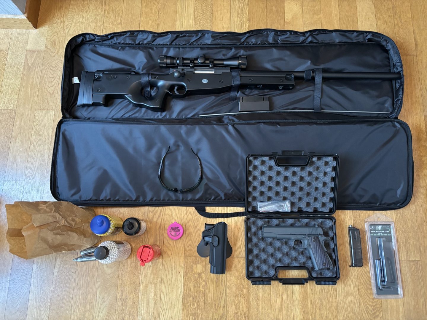 Lot ASG AW308 & COLT M1911 en plus d'autres accessoires