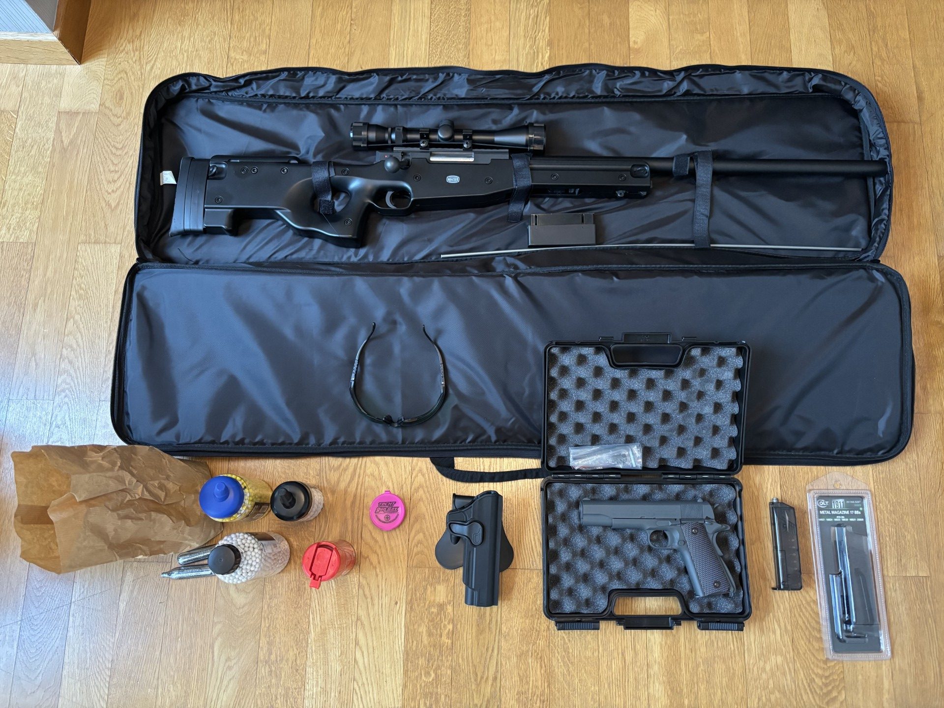 Lot ASG AW308 & COLT M1911 en plus d'autres accessoires