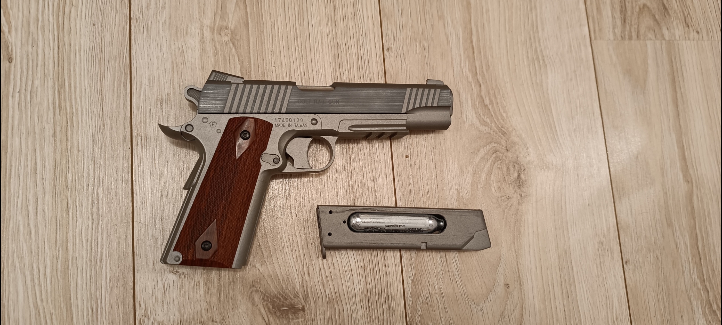 Lot 2 répliques de poing