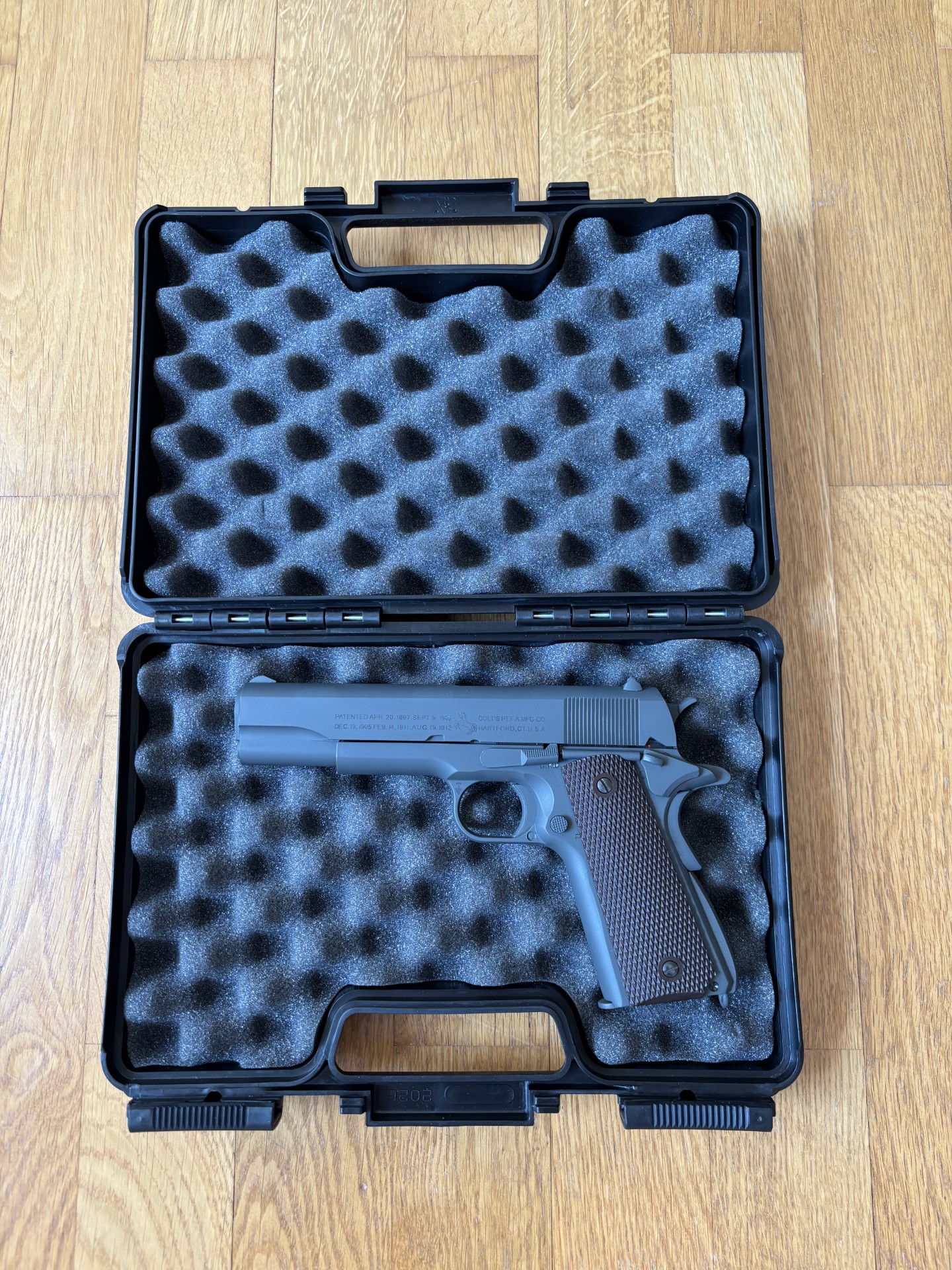 Lot ASG AW308 & COLT M1911 en plus d'autres accessoires