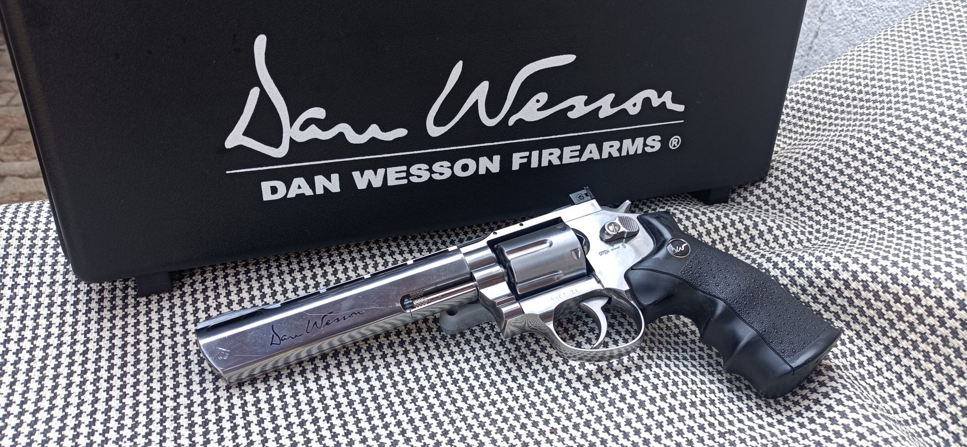 Dan Wesson Chrome 6" & 12 Douilles