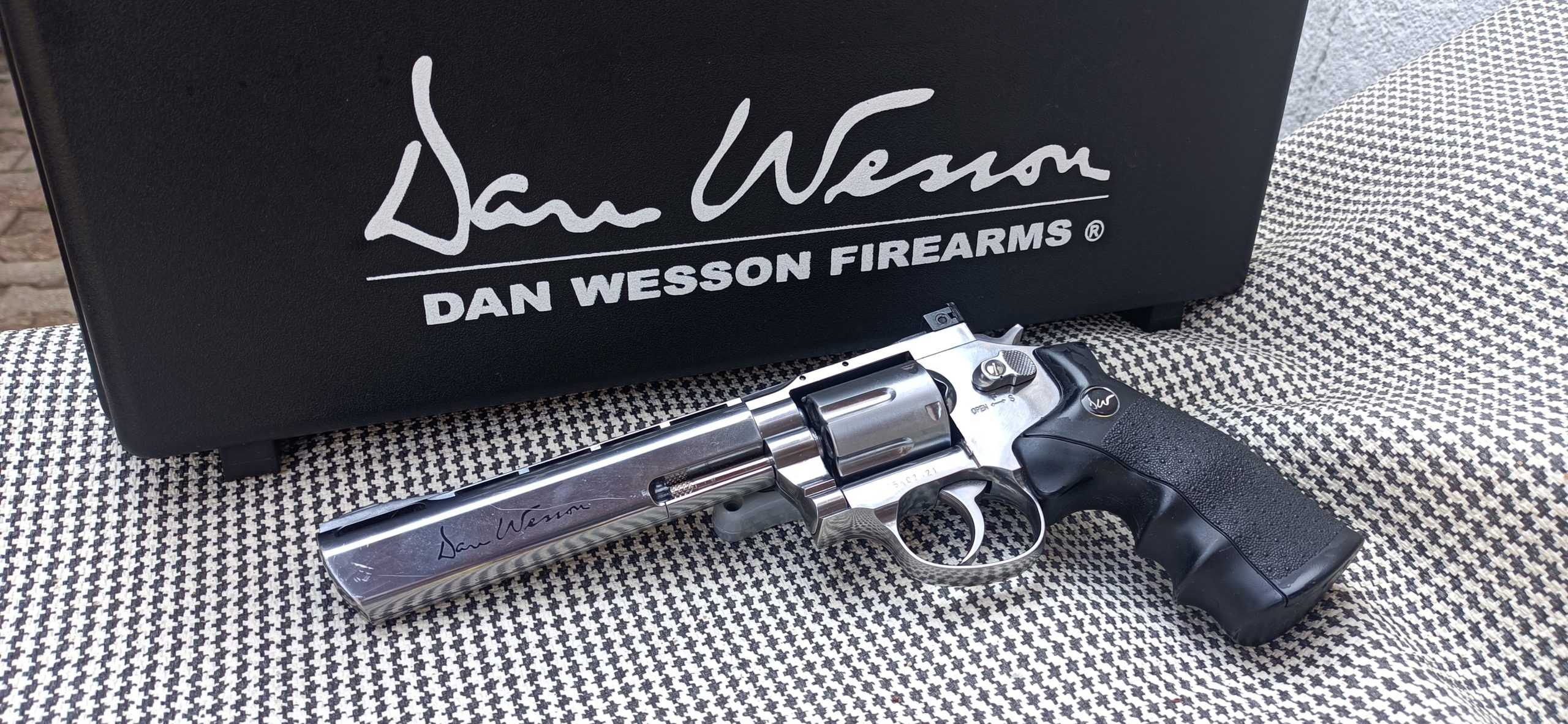 Dan Wesson Chrome 6" & 12 Douilles