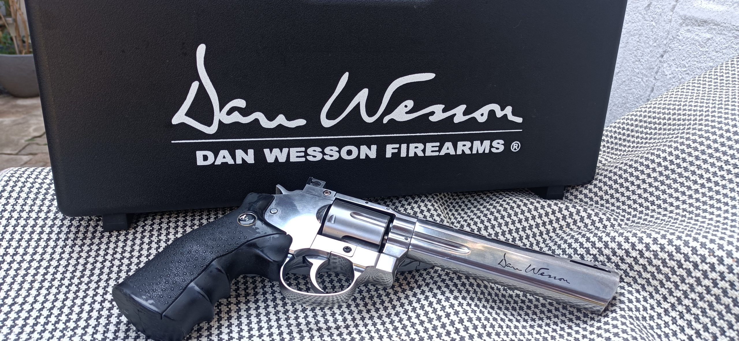 Dan Wesson Chrome 6" & 12 Douilles