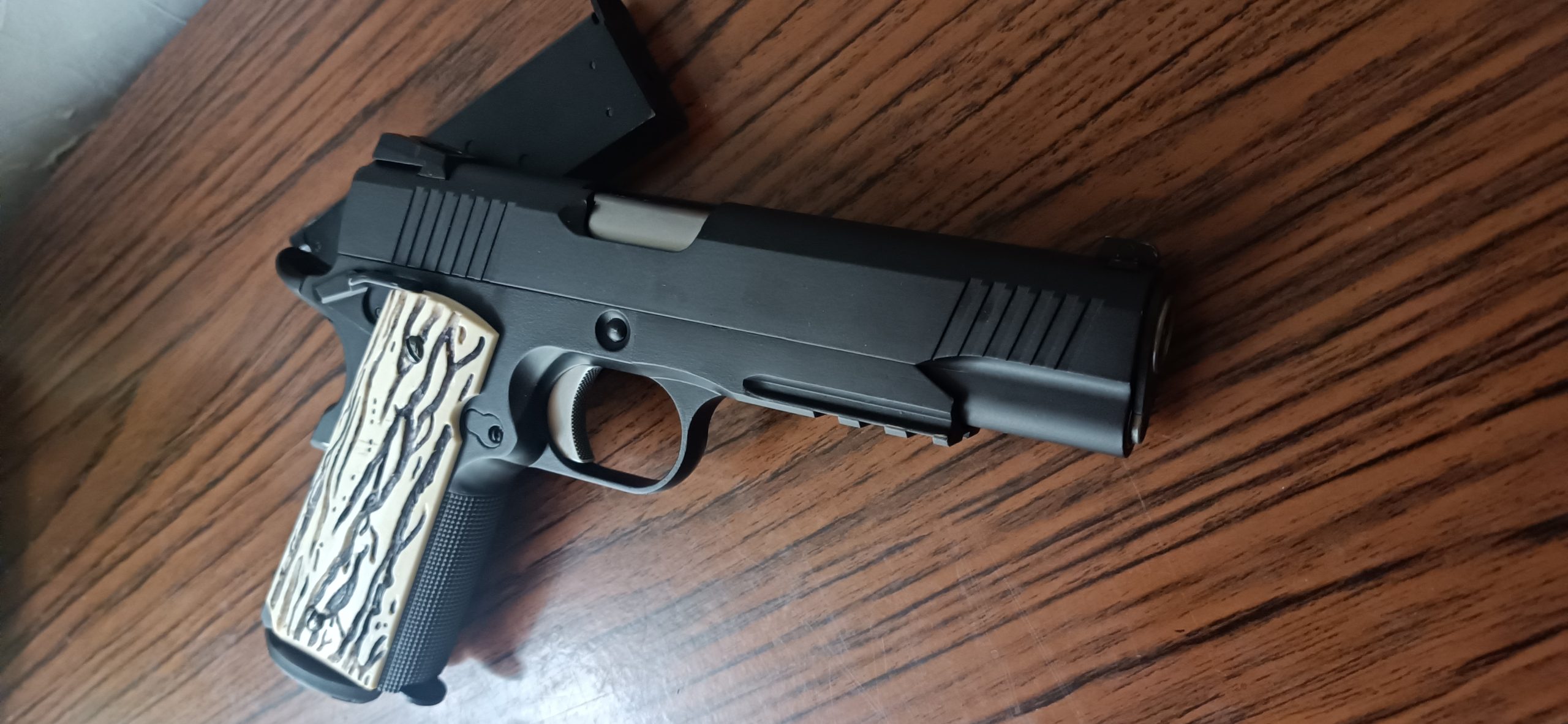 1911 WE Custom Zèbre [+8 chargeurs]