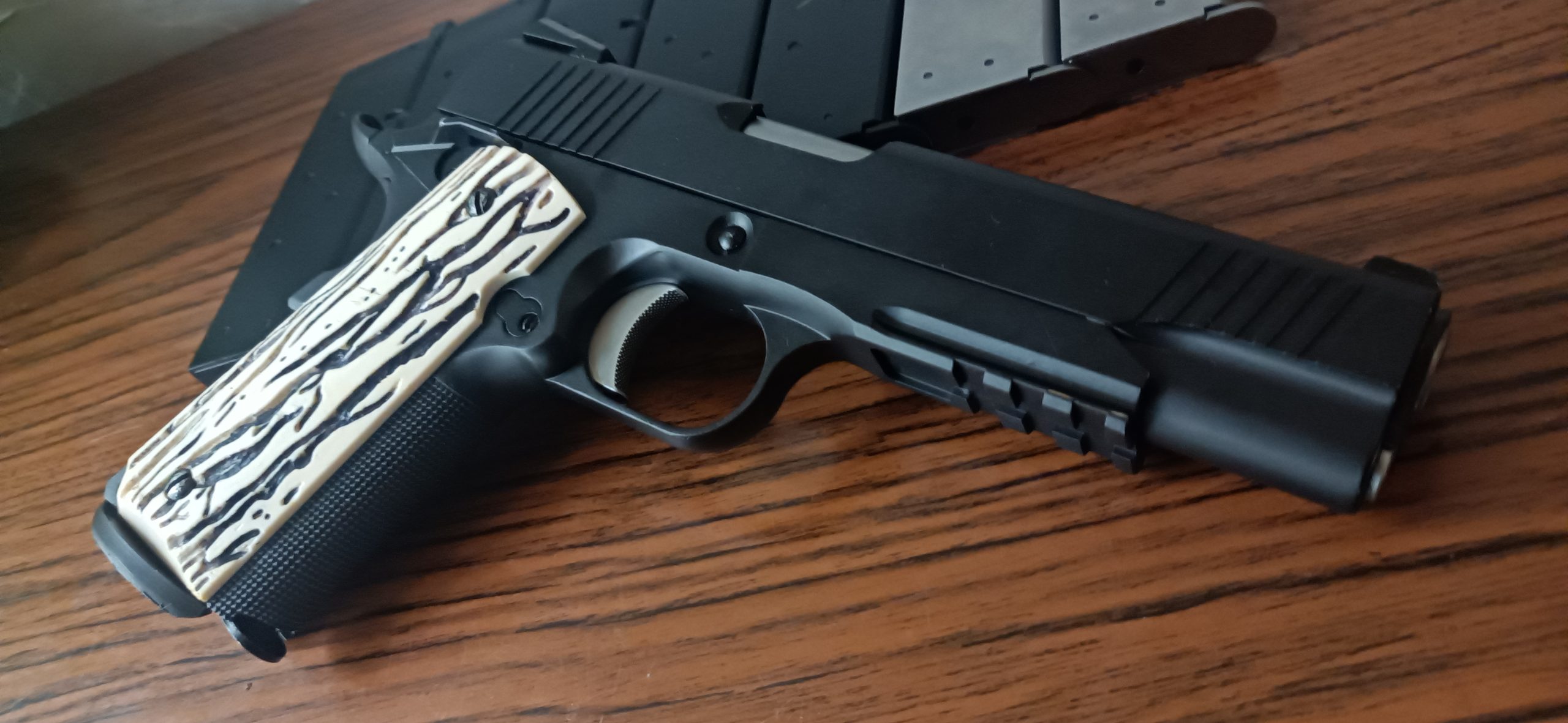 1911 WE Custom Zèbre [+8 chargeurs]