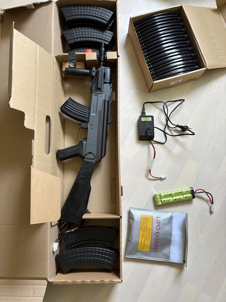 AK 47 – Kit complet (20 chargeurs + chargeur batterie)