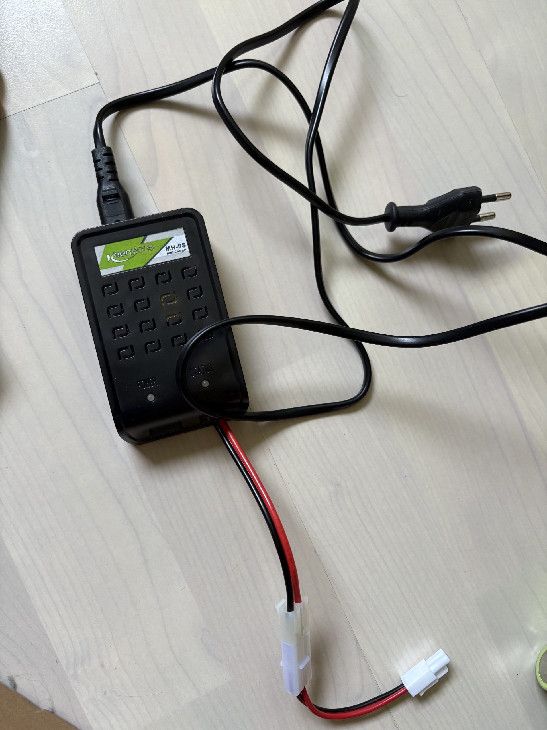 AK 47 – Kit complet (20 chargeurs + chargeur batterie)