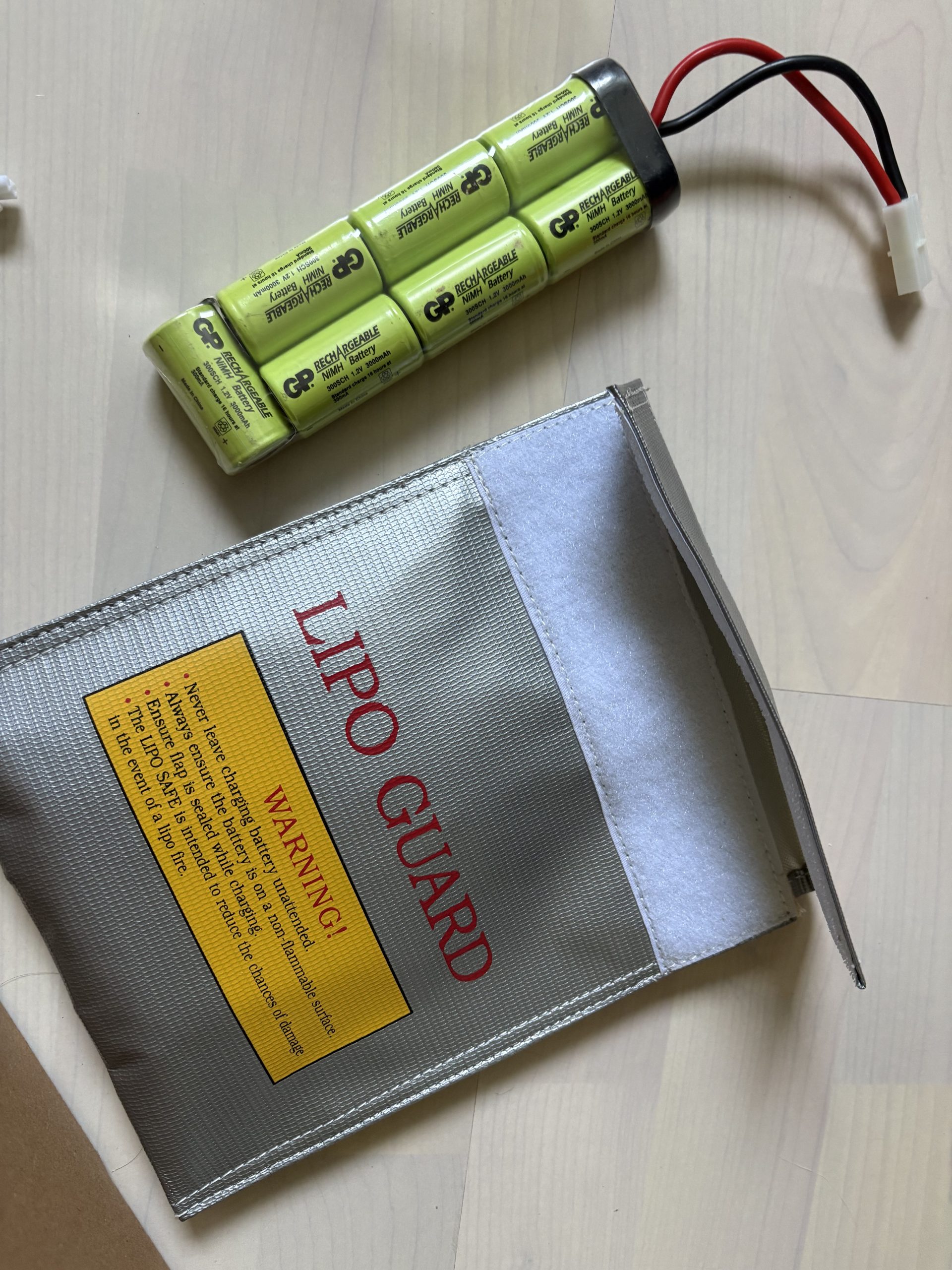 AK 47 – Kit complet (20 chargeurs + chargeur batterie)