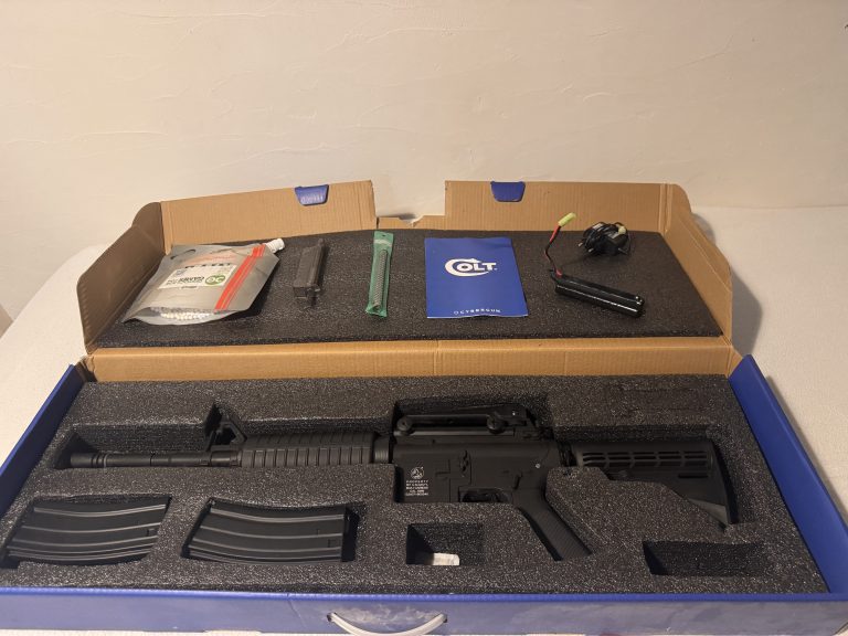Réplique airsoft Colt M4 Carabine + accessoires