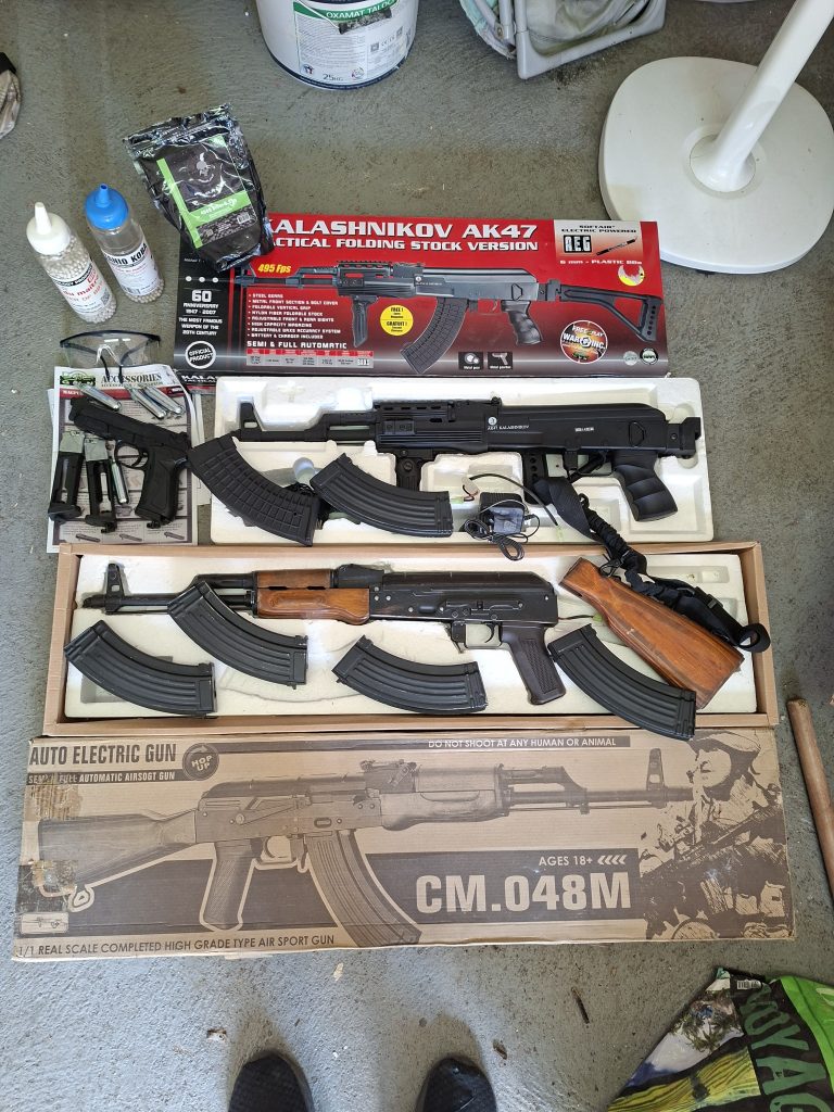 Ak47 AEG + Ak47 full bois et métal + arme de poing beretta