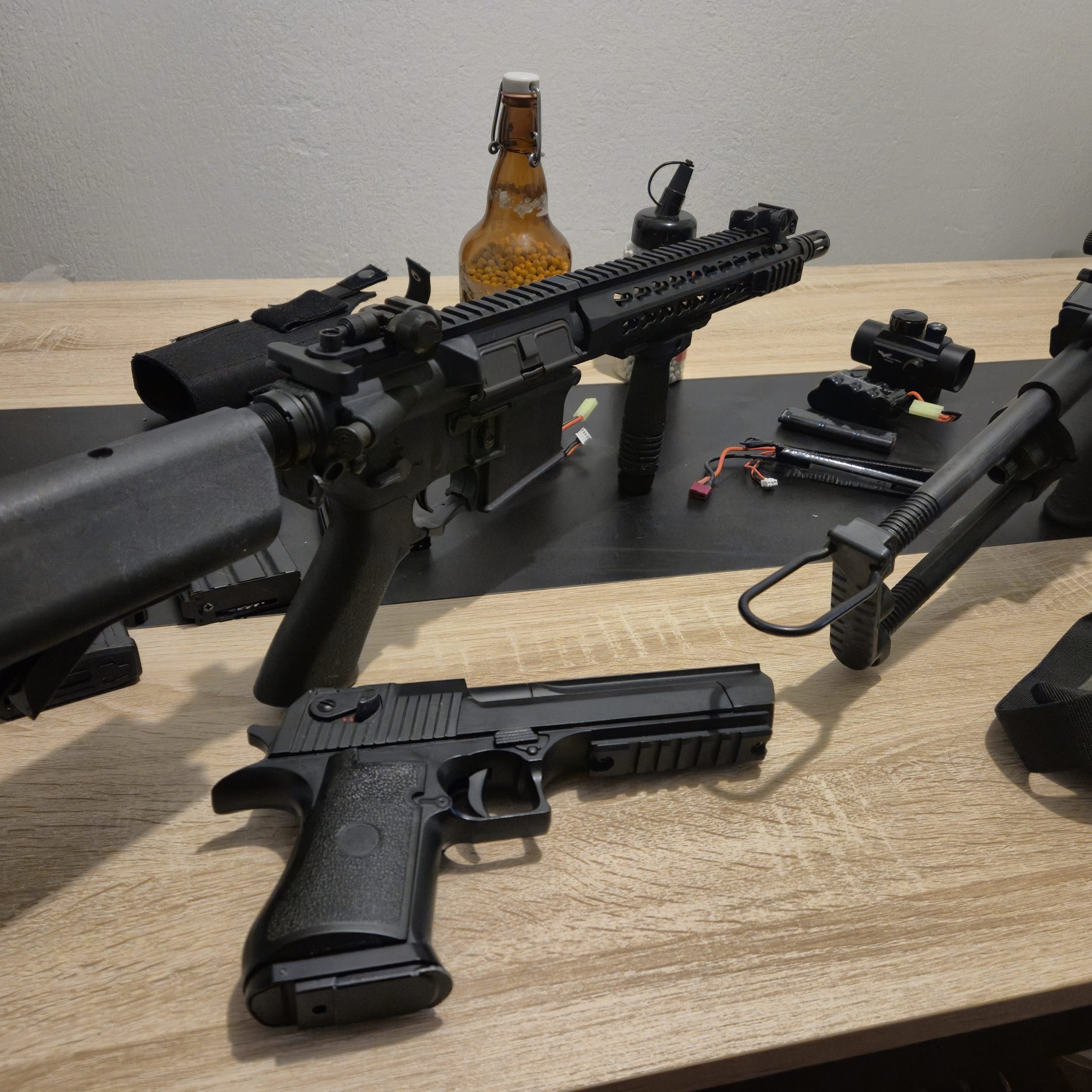 Pack Airsoft Complet – M4 / M249 Para / Desert Eagle
