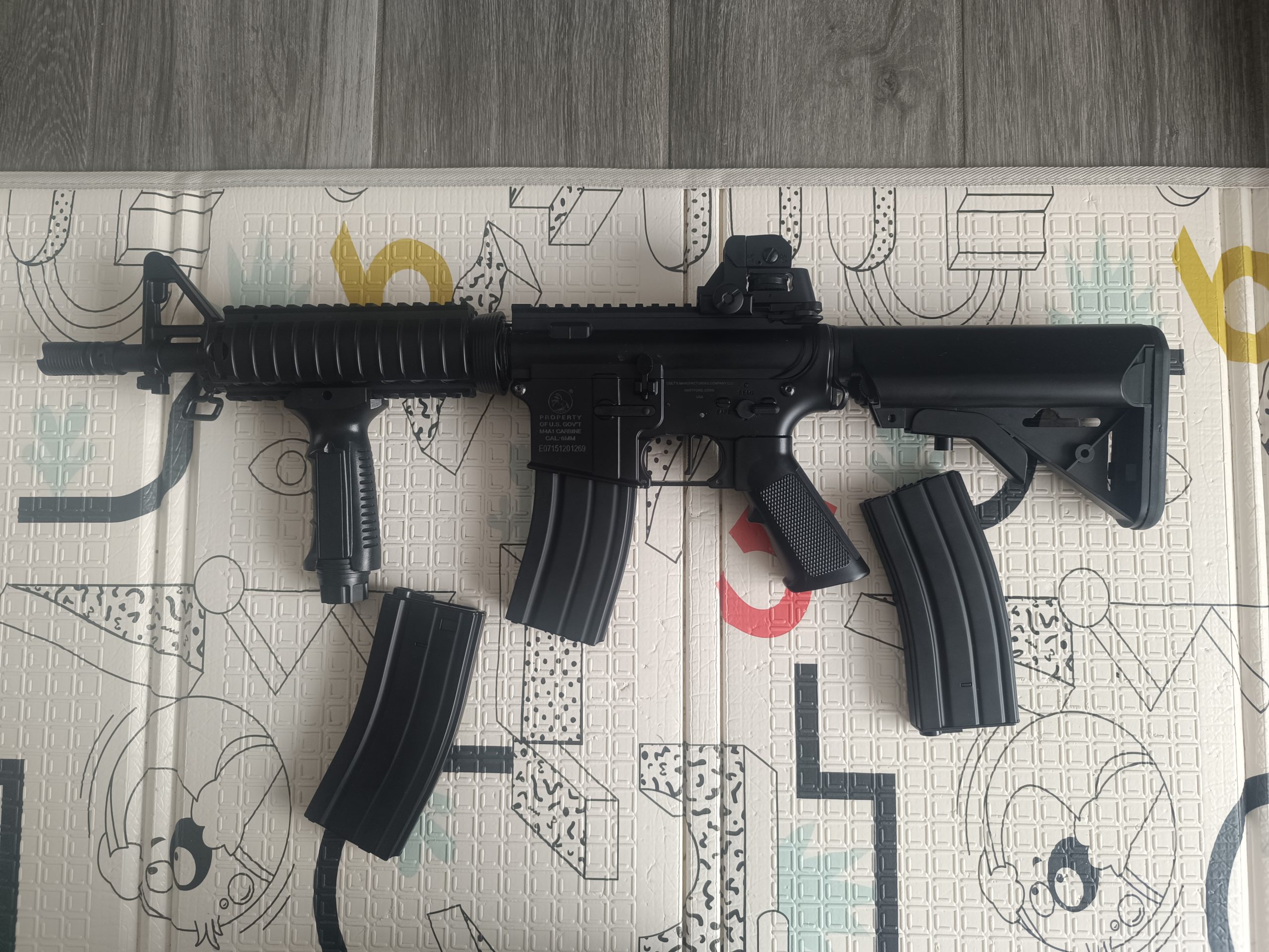Fusil Colt M4A1 CQBR + accessoires