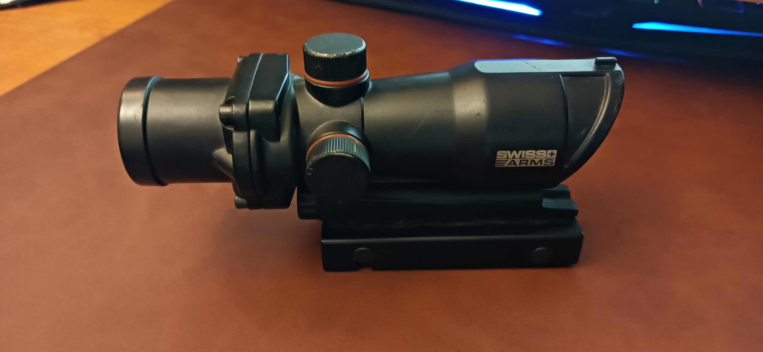 Acog Swiss Arm | retro-éclairage