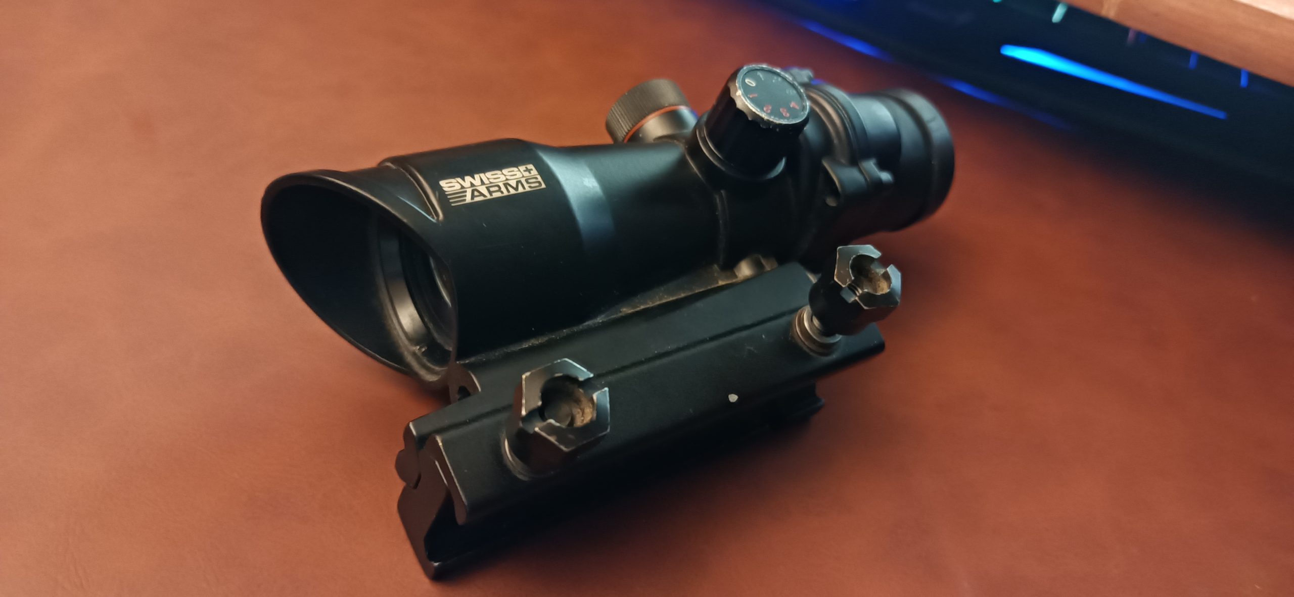 Acog Swiss Arm | retro-éclairage