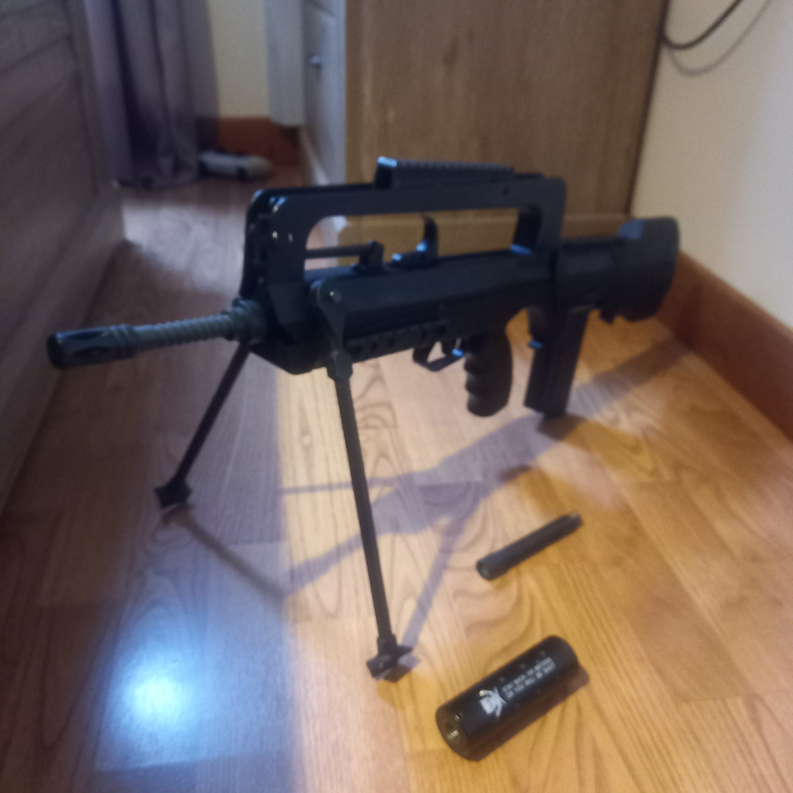 FAMAS + chargeur + rail picatinny