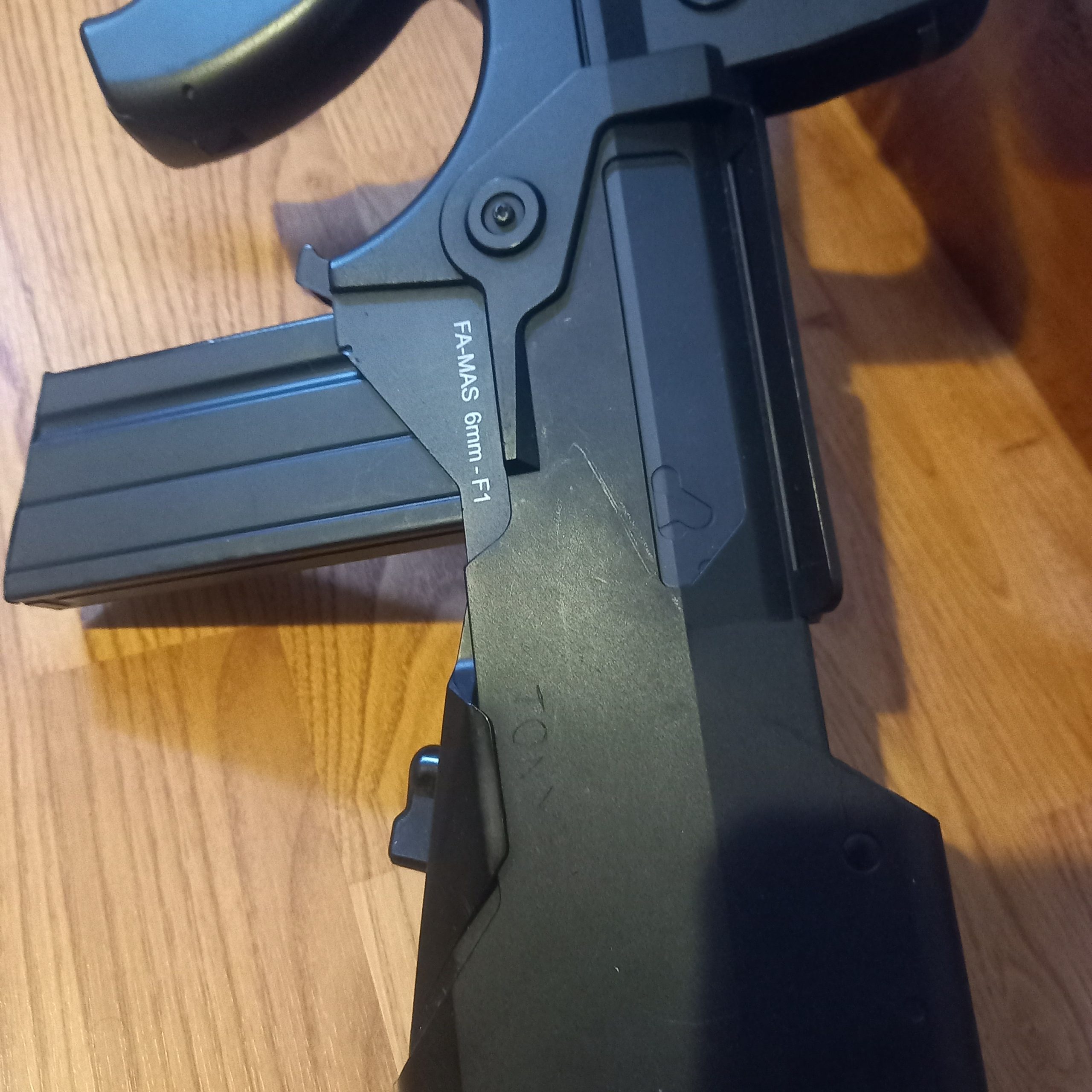 FAMAS + chargeur + rail picatinny