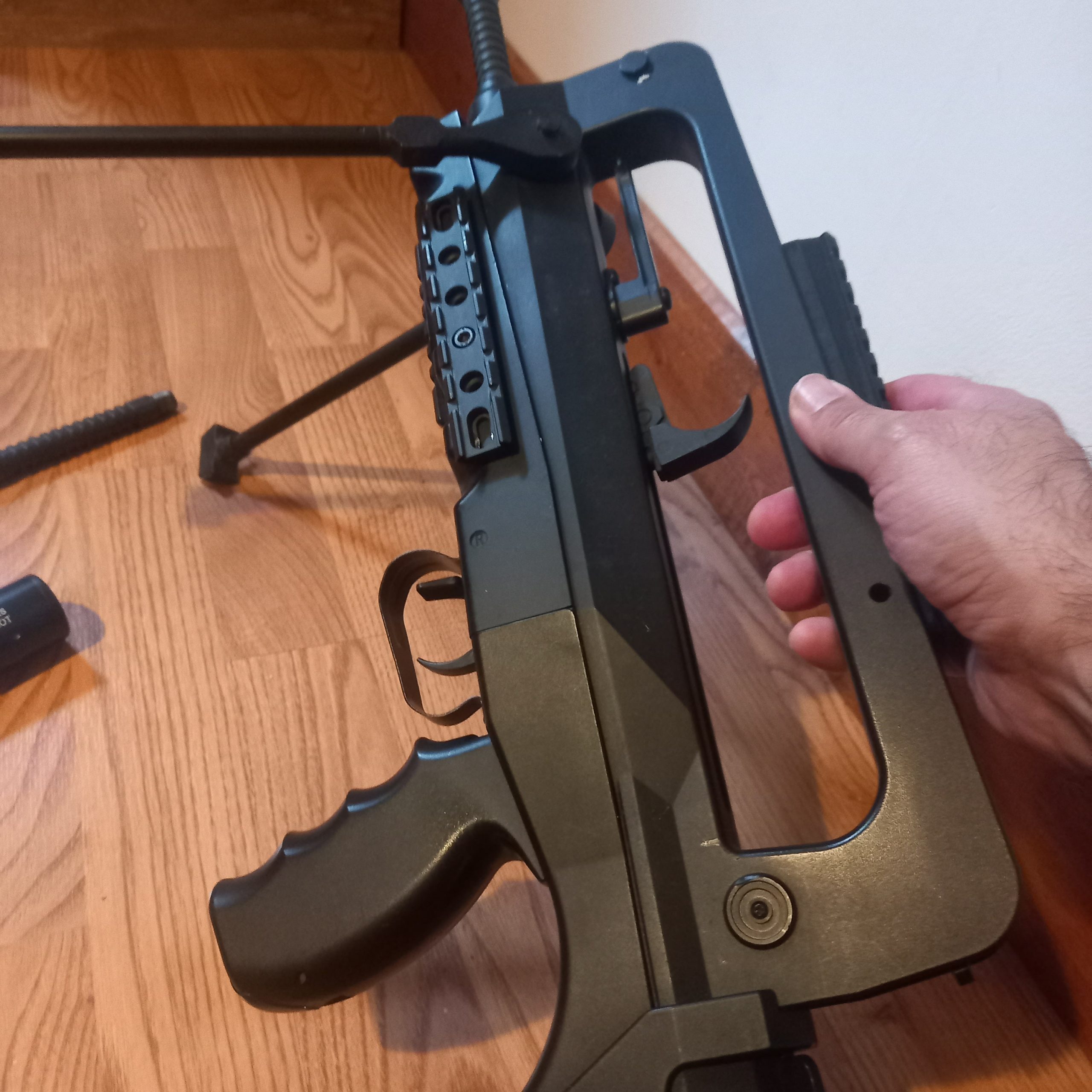 FAMAS + chargeur + rail picatinny