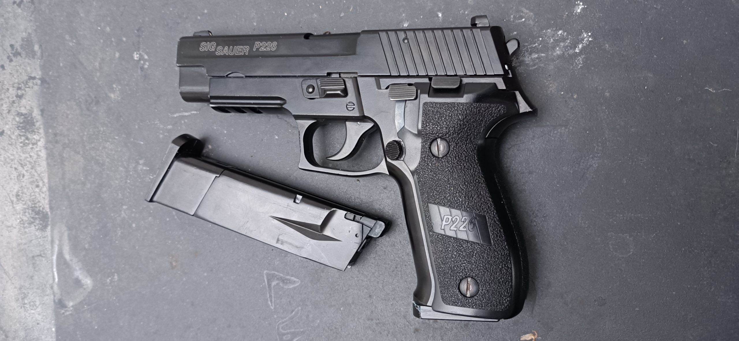 Sig Sauer P226 – Engraved KJW [+2 magazines]