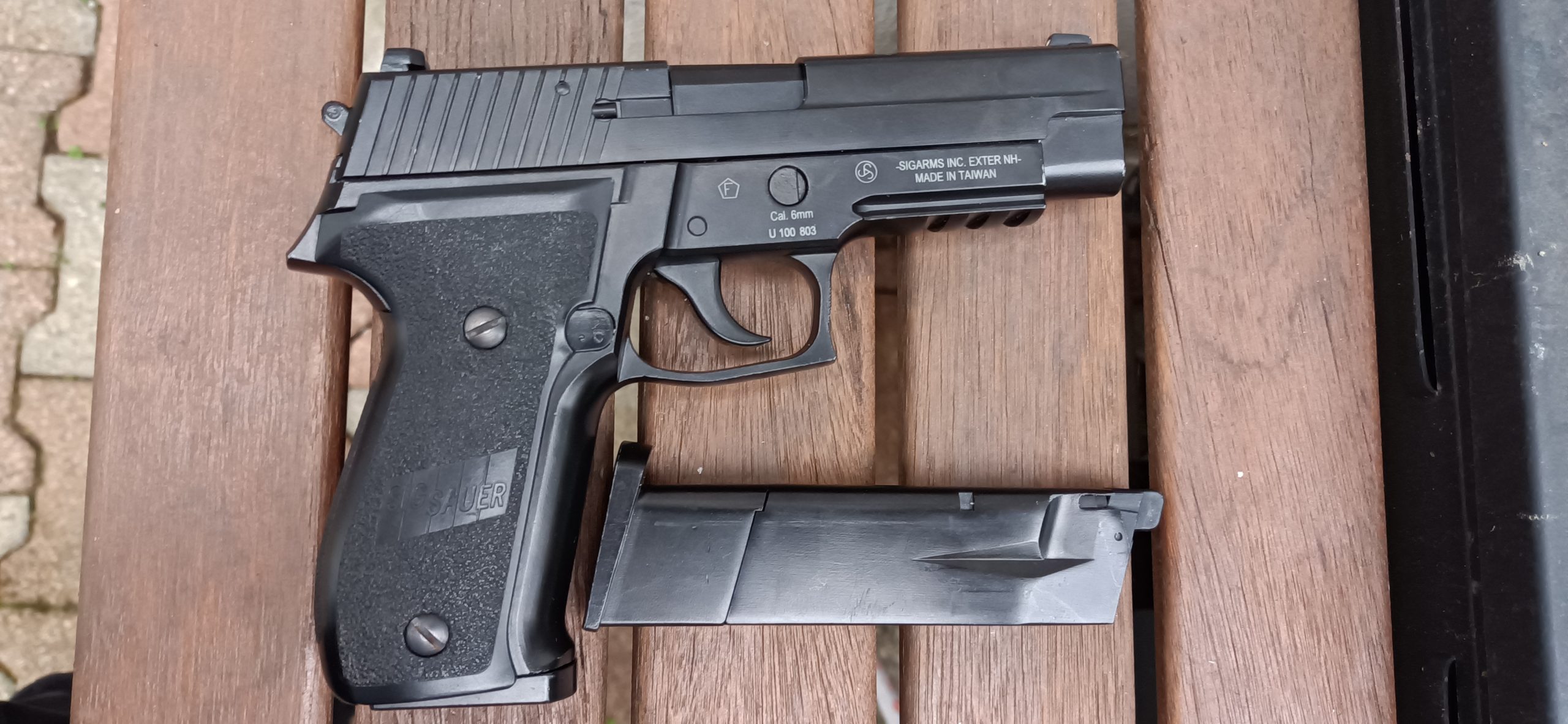 Sig Sauer P226 – Engraved KJW [+2 magazines]
