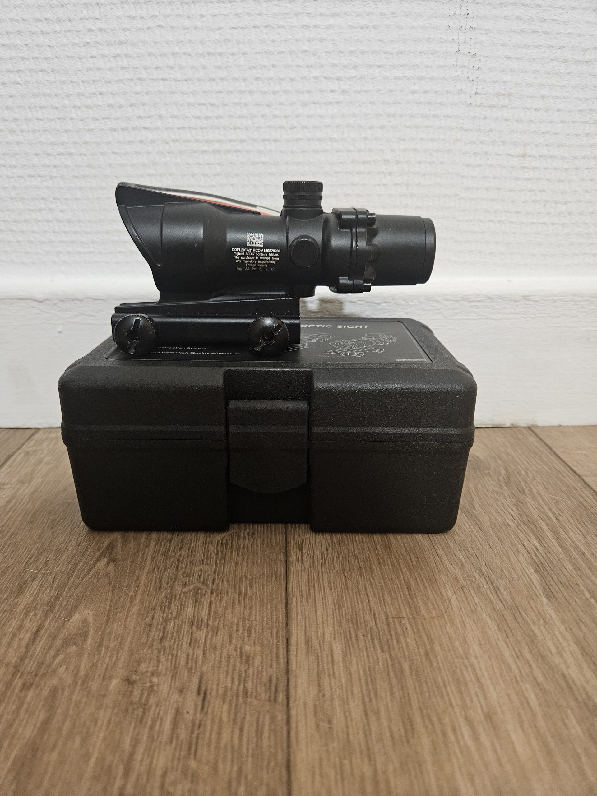 ACOG 4×32 avec marquage Trijicon et fibre optique fonctionnel