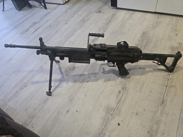 M249 A&K version light avec upgrade neuf full