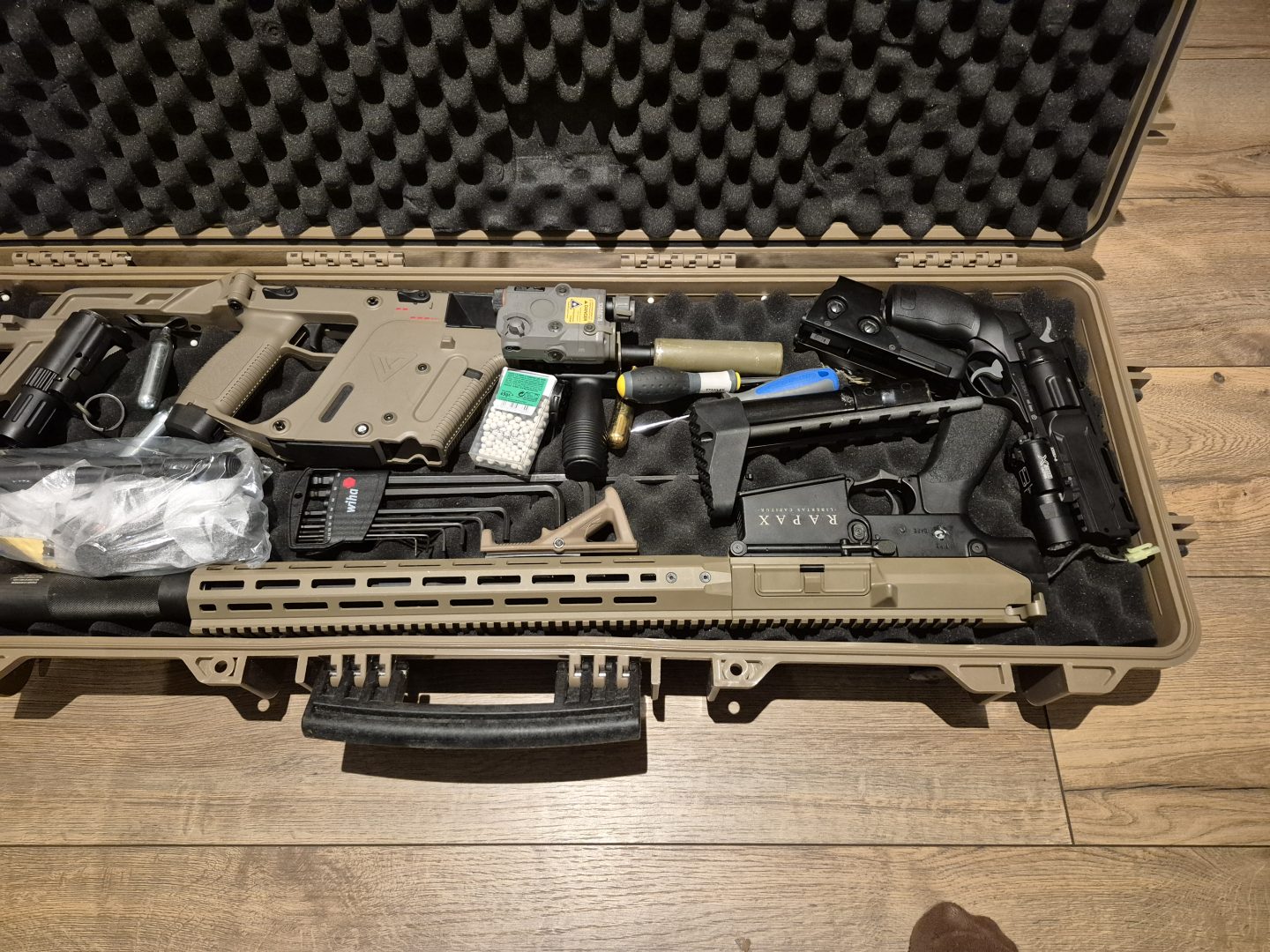 Kriss vestor, rapaxx m2 et rhino