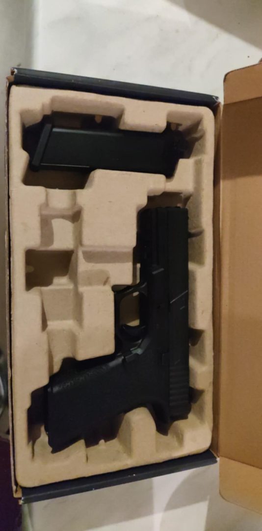 pistolet et 2 chargeur AW CUSTOM