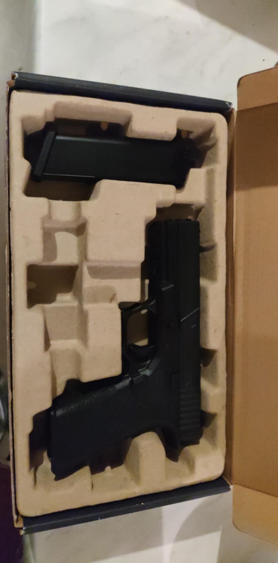 pistolet et 2 chargeur AW CUSTOM