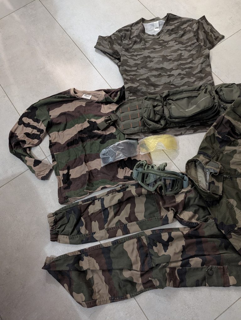 T-shirt, pantalon chemise de combat et masque