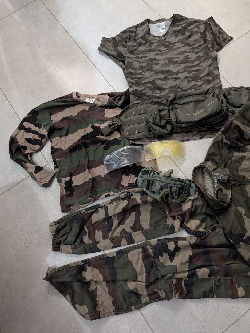 T-shirt, pantalon chemise de combat et masque