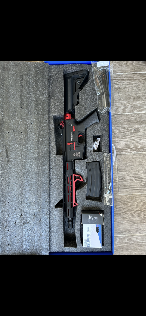 Réplique M4 AEG custom Red full métal – très bon état – accessoires inclus PRIX NÉGOCIABLE SI SÉRIEUX ET RAPIDE