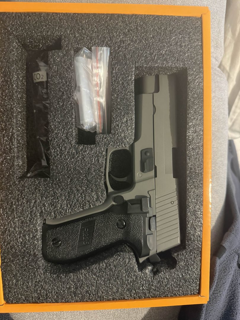 Vend Replique de pistolet acheté 130@ a 10É neuve