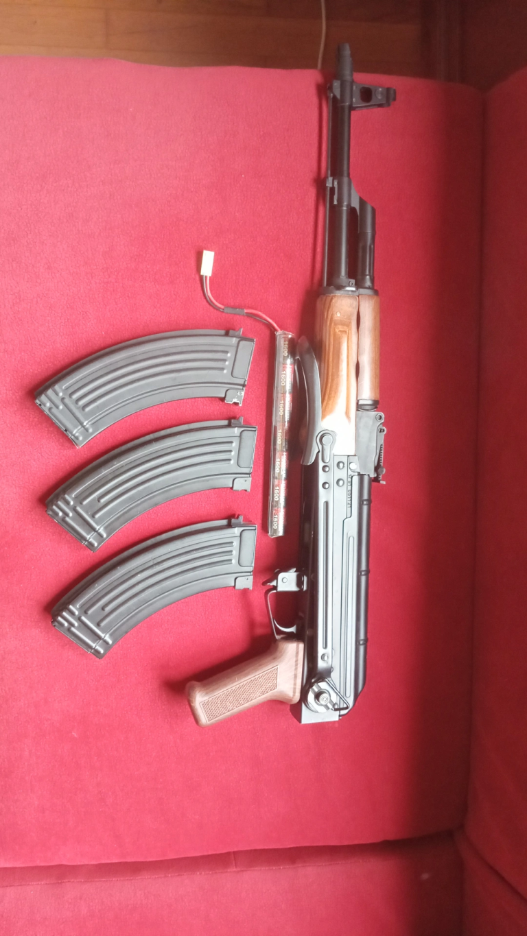 E&L AKMS / AK47 métal et bois AEG avec chargeurs Battleaxe et batterie